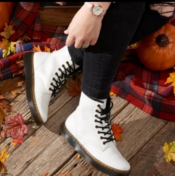 🫥Dr. Martin white Zavala 8 hole combat boot - Picture 3 of 6